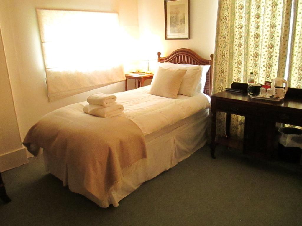 Old Manor House Bed & Breakfast Shepperton Phòng bức ảnh