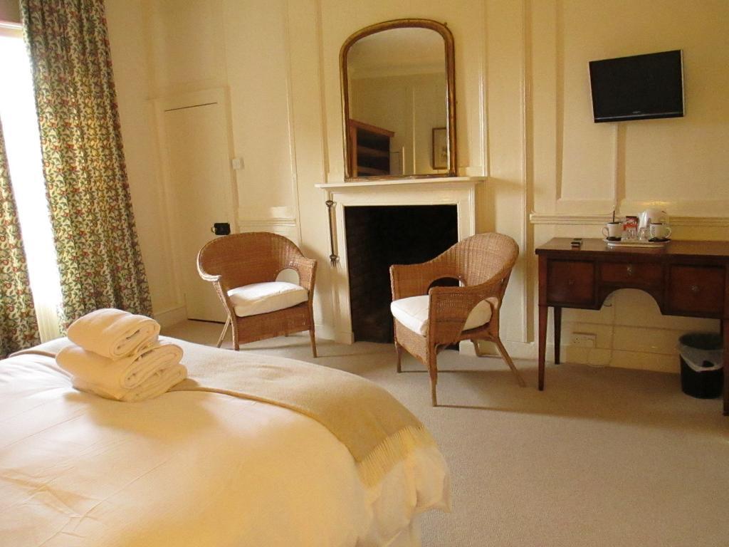 Old Manor House Bed & Breakfast Shepperton Phòng bức ảnh