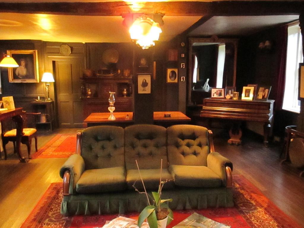 Old Manor House Bed & Breakfast Shepperton Ngoại thất bức ảnh