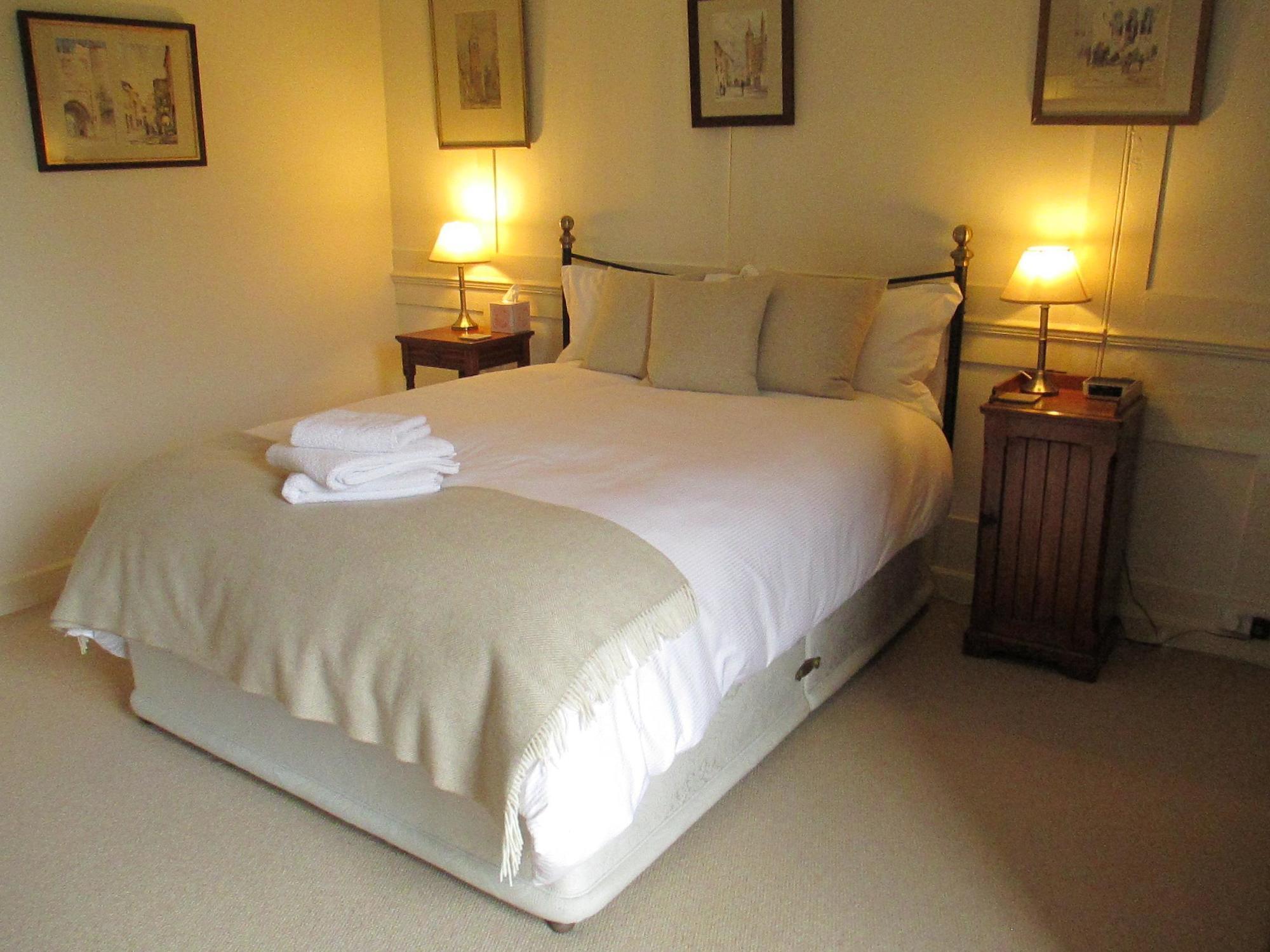 Old Manor House Bed & Breakfast Shepperton Ngoại thất bức ảnh
